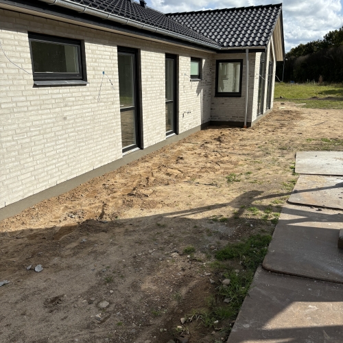 Murerarbejde i Østjylland med moderne facade, døre og vinduer i nybygget bolig.