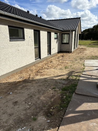 Murerarbejde i Østjylland med moderne facade, døre og vinduer i nybygget bolig.